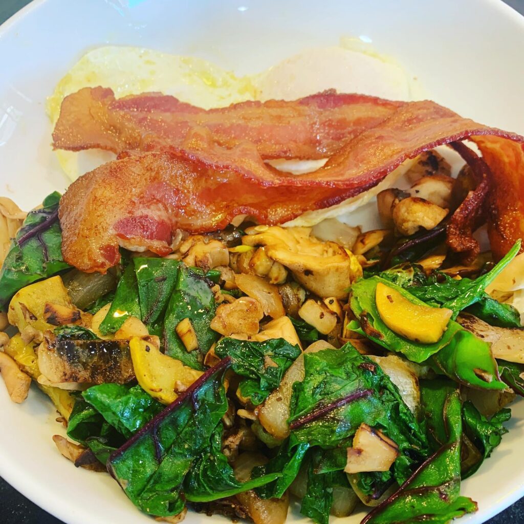 Low carb breakfast. The breakfast potatoes include fresh spinach and greens from the garden, organic cauliflower, organic yellow squash, wild mushrooms from the Eugene, Oregon farmers market, and onions. The only thing missing is the potatoes, but you would never know it.#lowcarb #healthylifestyle #losingweight #uncuredbacon #farmfresheggs🐓