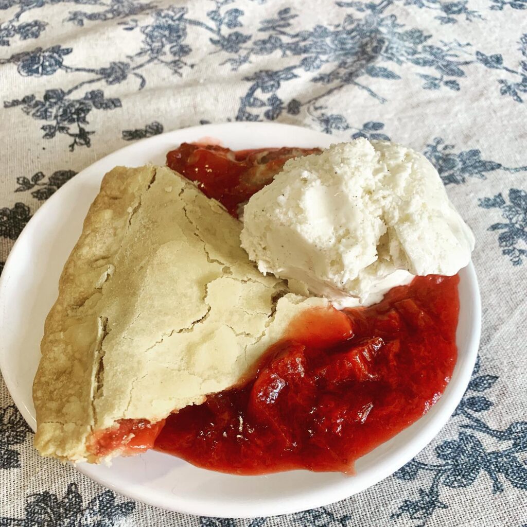 Who doesn’t like strawberry rhubarb pie? Our recipe for this beauty is on the yumsofresh.com website! This could’ve the best pie we’ve made! #strawberries #piesofinstagram #organicfood #oregonbounty #yumsofresh